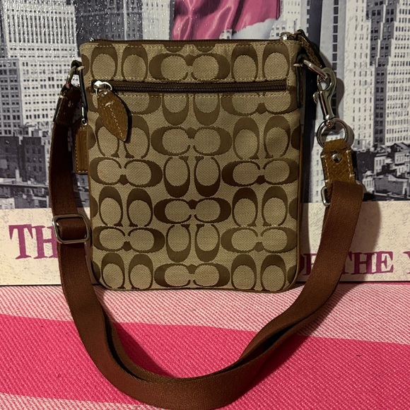 Coach Tan/Brown Signature Canvas Swinger Bag - Picture 2 of 8